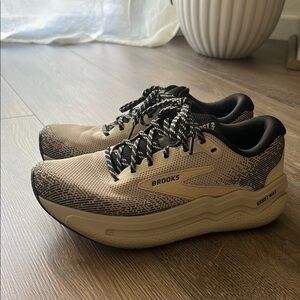 Brooks Ghost Max 2 Women’s Athletic Shoes - Black and Cream